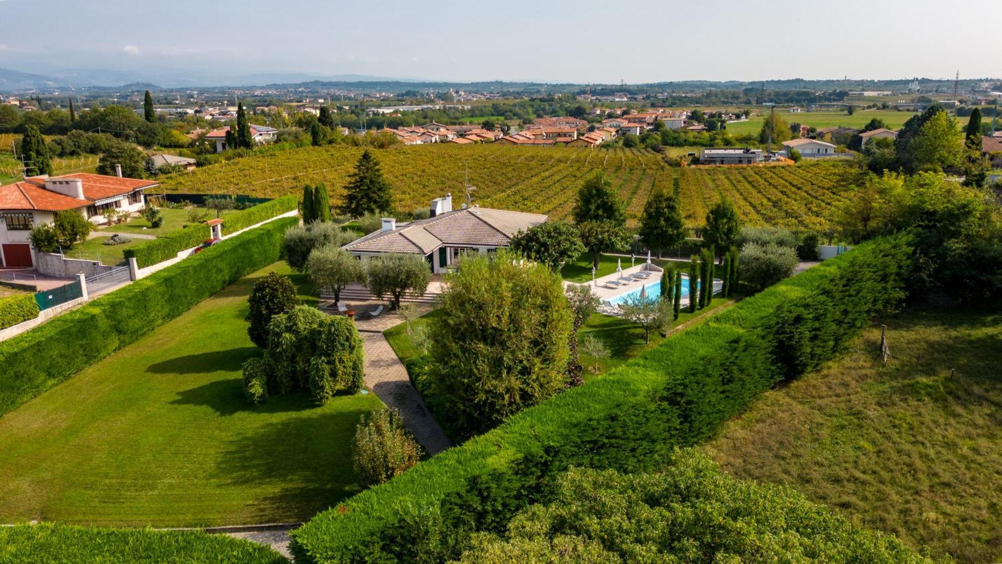 Villa Carini With 3000 Mq Garden & Heated Pool كاستلْنْيوفو ديل غارد المظهر الخارجي الصورة